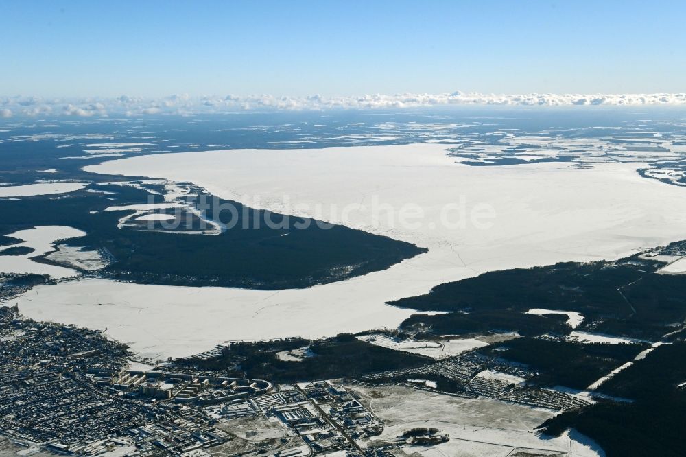 Waren (Müritz) aus der Vogelperspektive: Winterluftbild des zugefrorenen Sees Müritz in Waren (Müritz) im Bundesland Mecklenburg-Vorpommern, Deutschland