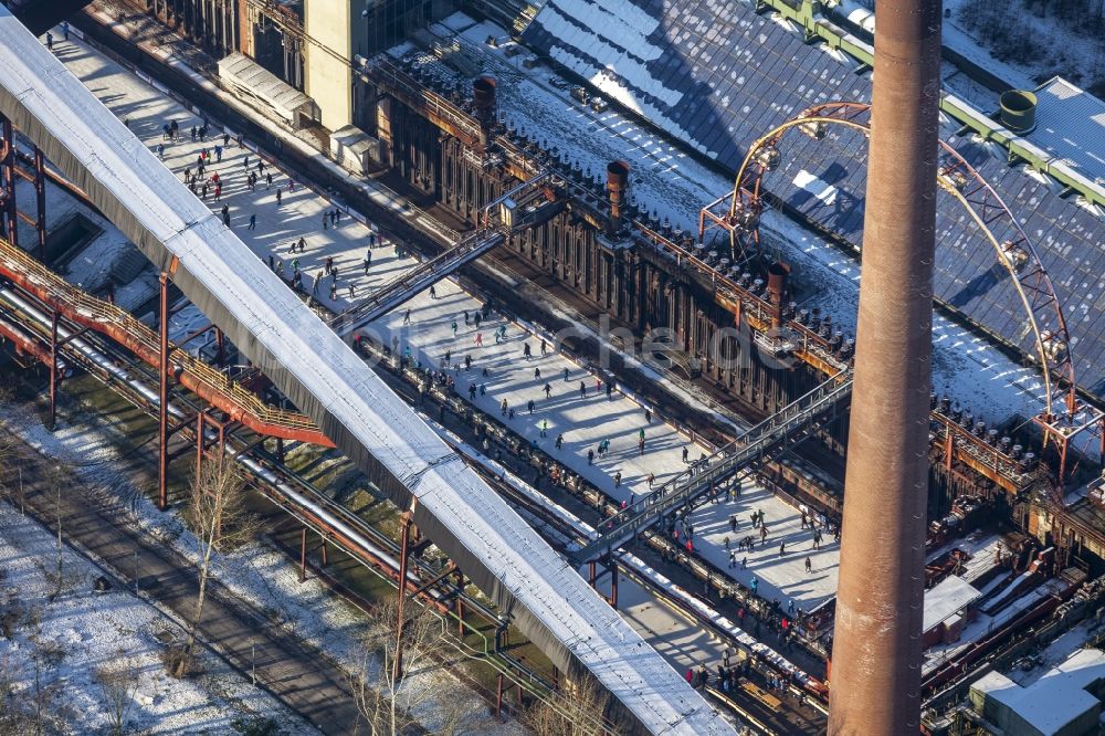 Luftbild Essen - Winterspaziergang auf der Eisbahn der Kokerei Zeche Zollverein in Essen im Bundesland Nordrhein-Westfalen