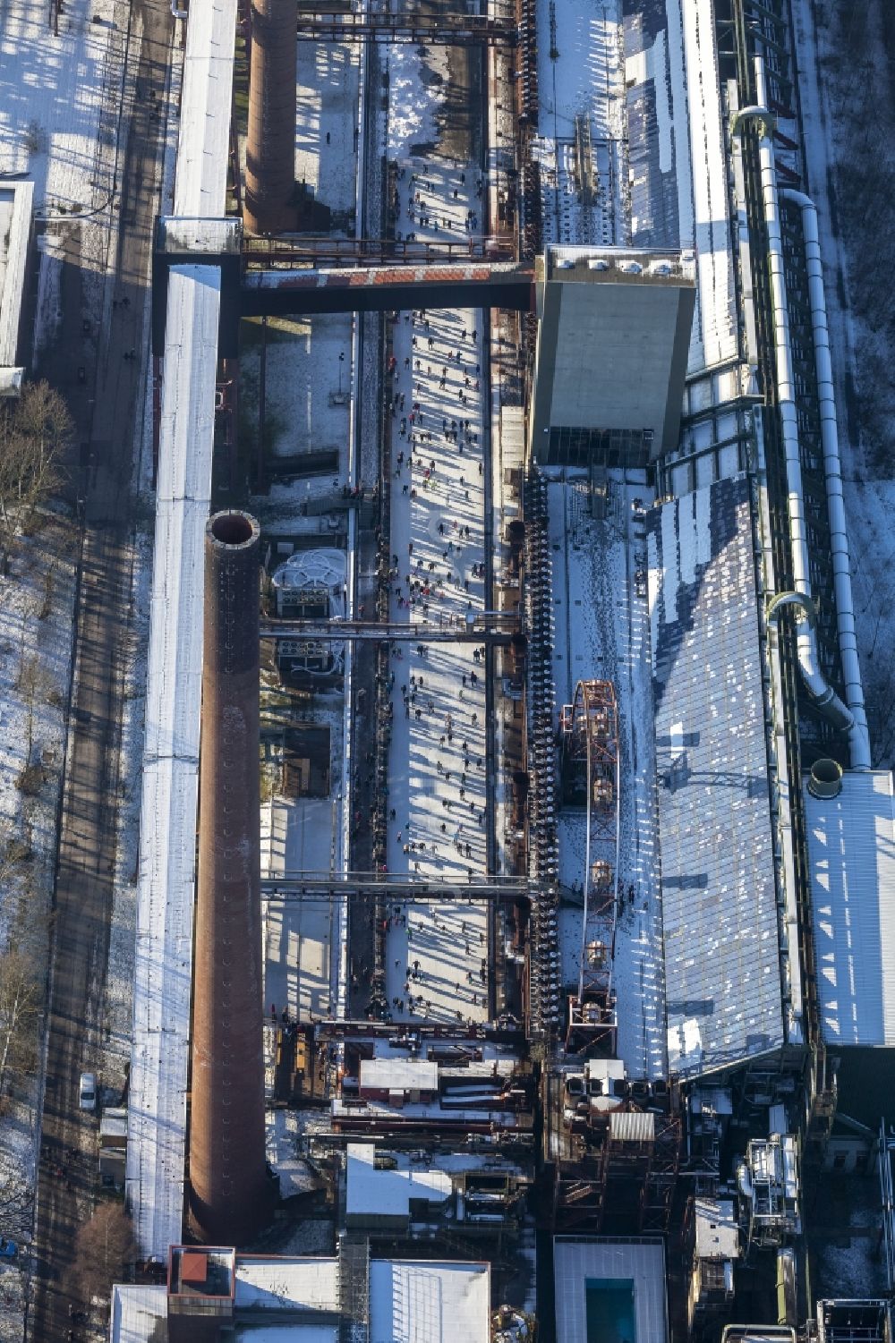 Luftaufnahme Essen - Winterspaziergang auf der Eisbahn der Kokerei Zeche Zollverein in Essen im Bundesland Nordrhein-Westfalen