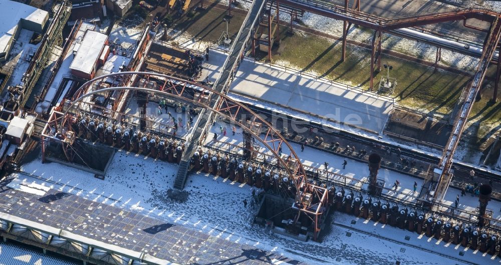 Essen aus der Vogelperspektive: Winterspaziergang auf der Eisbahn der Kokerei Zeche Zollverein in Essen im Bundesland Nordrhein-Westfalen