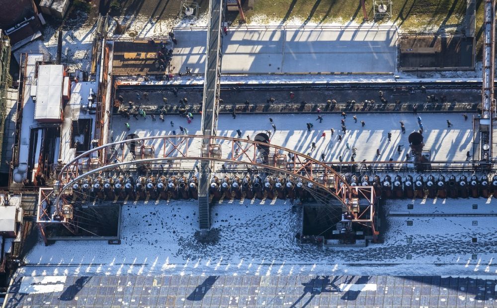 Luftbild Essen - Winterspaziergang auf der Eisbahn der Kokerei Zeche Zollverein in Essen im Bundesland Nordrhein-Westfalen