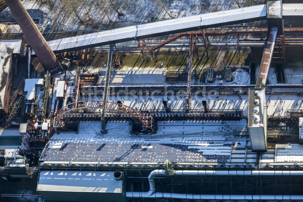 Luftaufnahme Essen - Winterspaziergang auf der Eisbahn der Kokerei Zeche Zollverein in Essen im Bundesland Nordrhein-Westfalen