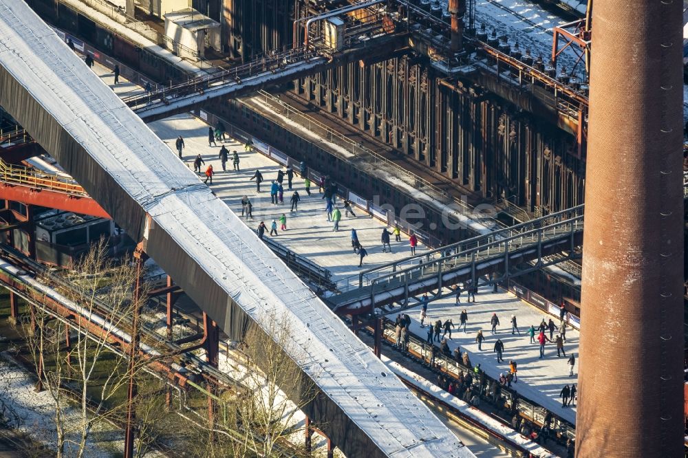 Luftbild Essen - Winterspaziergang auf der Eisbahn der Kokerei Zeche Zollverein in Essen im Bundesland Nordrhein-Westfalen