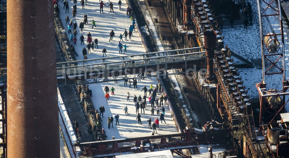 Luftaufnahme Essen - Winterspaziergang auf der Eisbahn der Kokerei Zeche Zollverein in Essen im Bundesland Nordrhein-Westfalen