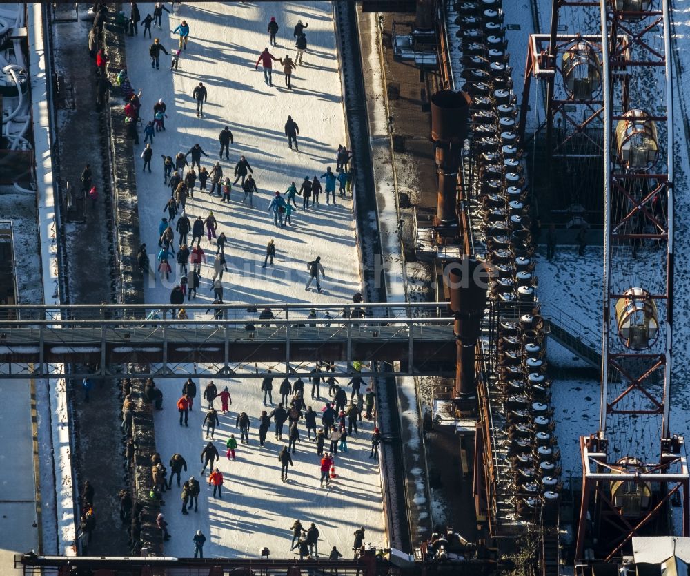 Essen von oben - Winterspaziergang auf der Eisbahn der Kokerei Zeche Zollverein in Essen im Bundesland Nordrhein-Westfalen