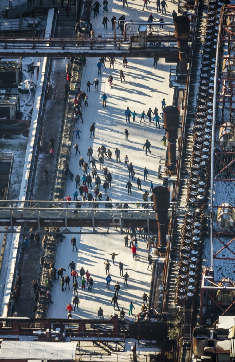 Essen aus der Vogelperspektive: Winterspaziergang auf der Eisbahn der Kokerei Zeche Zollverein in Essen im Bundesland Nordrhein-Westfalen