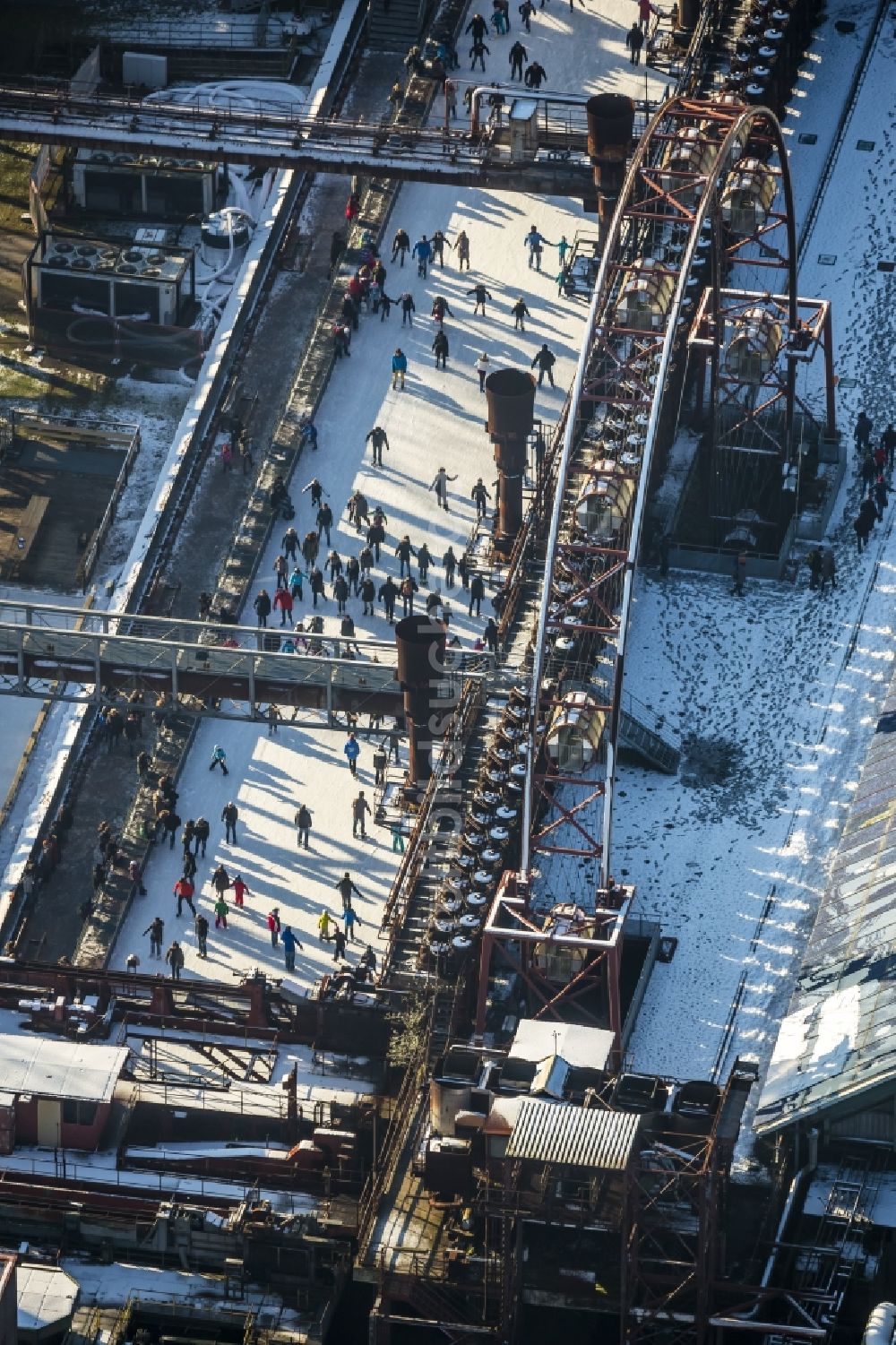 Luftaufnahme Essen - Winterspaziergang auf der Eisbahn der Kokerei Zeche Zollverein in Essen im Bundesland Nordrhein-Westfalen