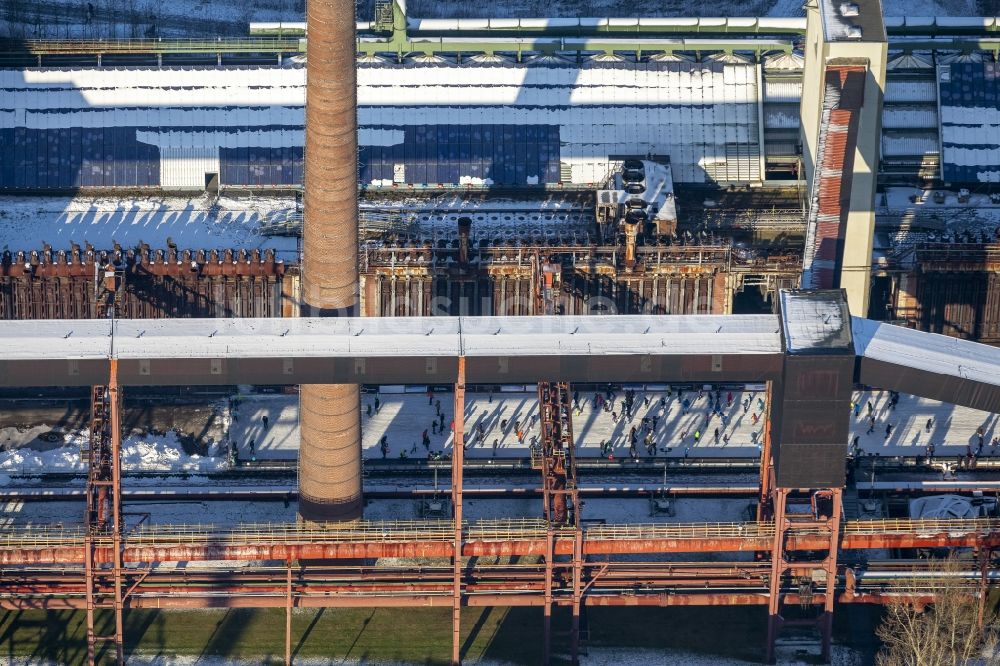 Luftbild Essen - Winterspaziergang auf der Eisbahn der Kokerei Zeche Zollverein in Essen im Bundesland Nordrhein-Westfalen