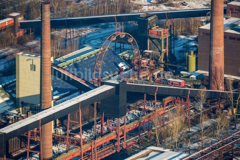 Essen von oben - Winterspaziergang auf der Eisbahn der Kokerei Zeche Zollverein in Essen im Bundesland Nordrhein-Westfalen