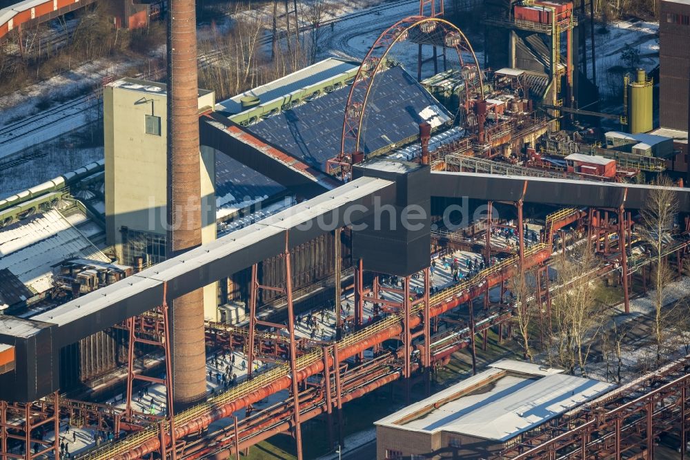 Essen aus der Vogelperspektive: Winterspaziergang auf der Eisbahn der Kokerei Zeche Zollverein in Essen im Bundesland Nordrhein-Westfalen