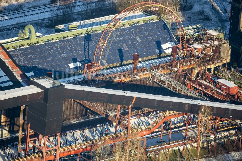 Luftbild Essen - Winterspaziergang auf der Eisbahn der Kokerei Zeche Zollverein in Essen im Bundesland Nordrhein-Westfalen