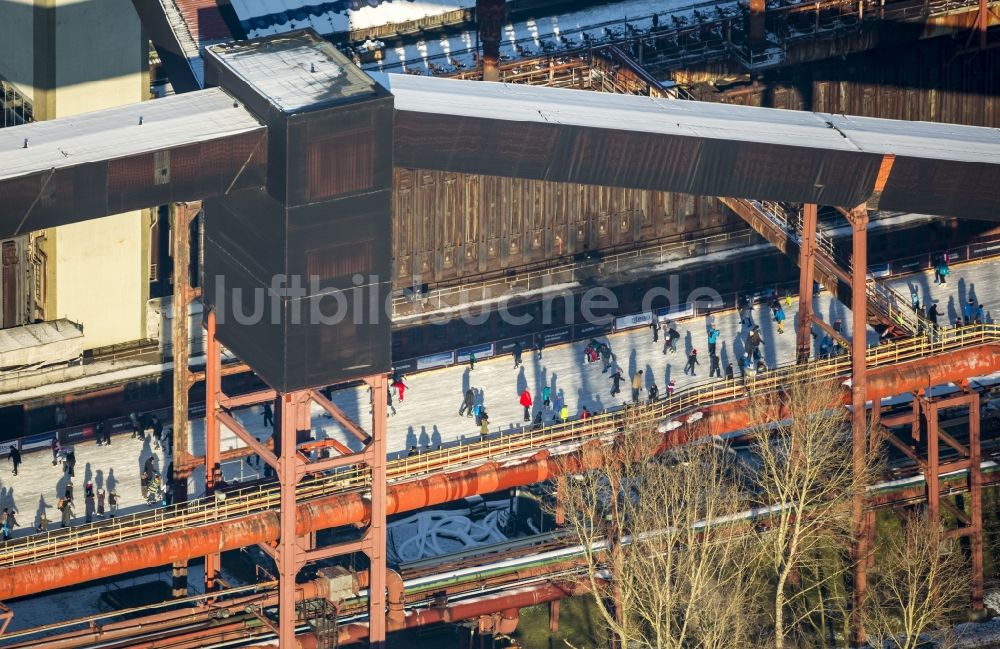 Luftaufnahme Essen - Winterspaziergang auf der Eisbahn der Kokerei Zeche Zollverein in Essen im Bundesland Nordrhein-Westfalen