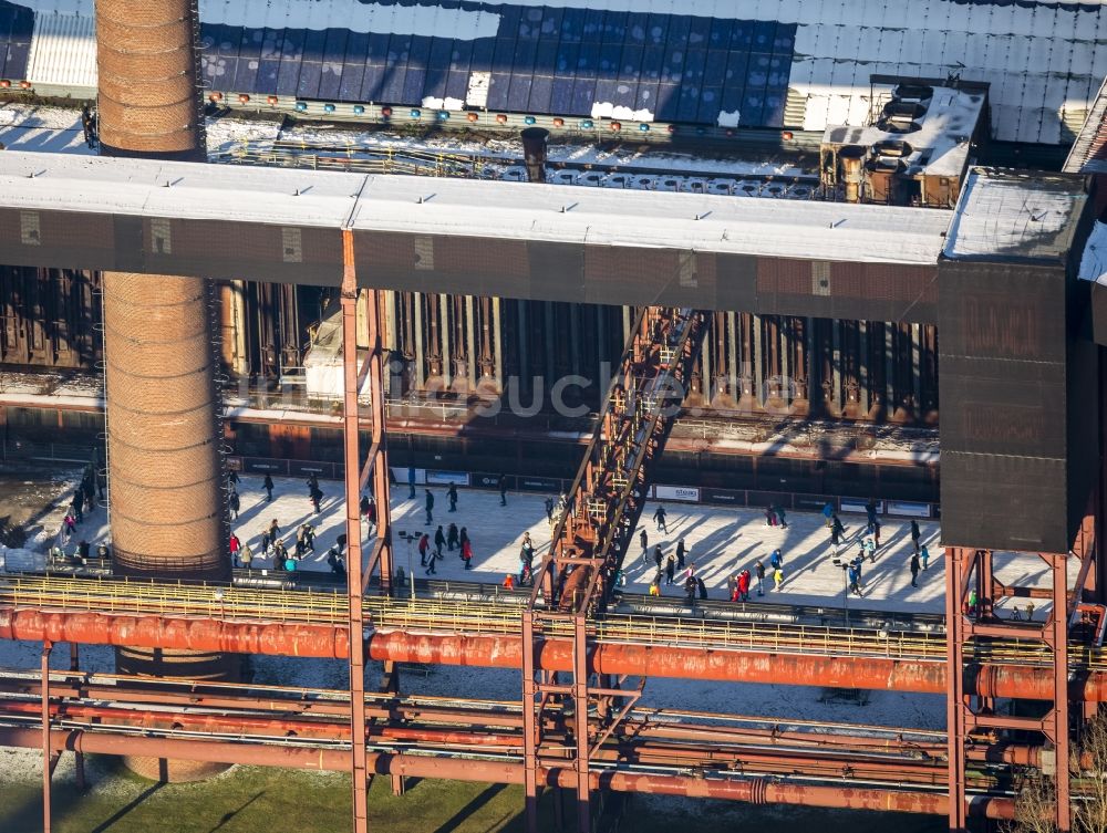 Essen von oben - Winterspaziergang auf der Eisbahn der Kokerei Zeche Zollverein in Essen im Bundesland Nordrhein-Westfalen