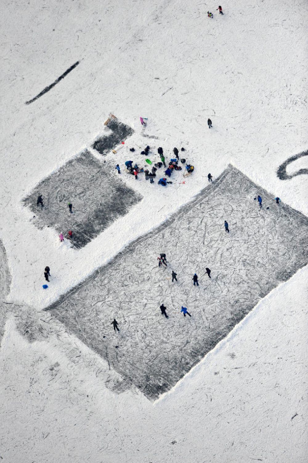 Berlin aus der Vogelperspektive: Wintersport mit Eislaufen auf dem Kaulsdorfer See in Berlin