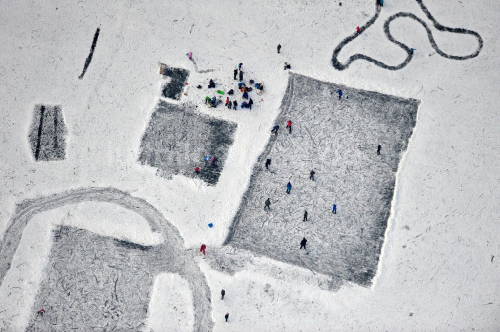 Berlin aus der Vogelperspektive: Wintersport mit Eislaufen auf dem Kaulsdorfer See in Berlin