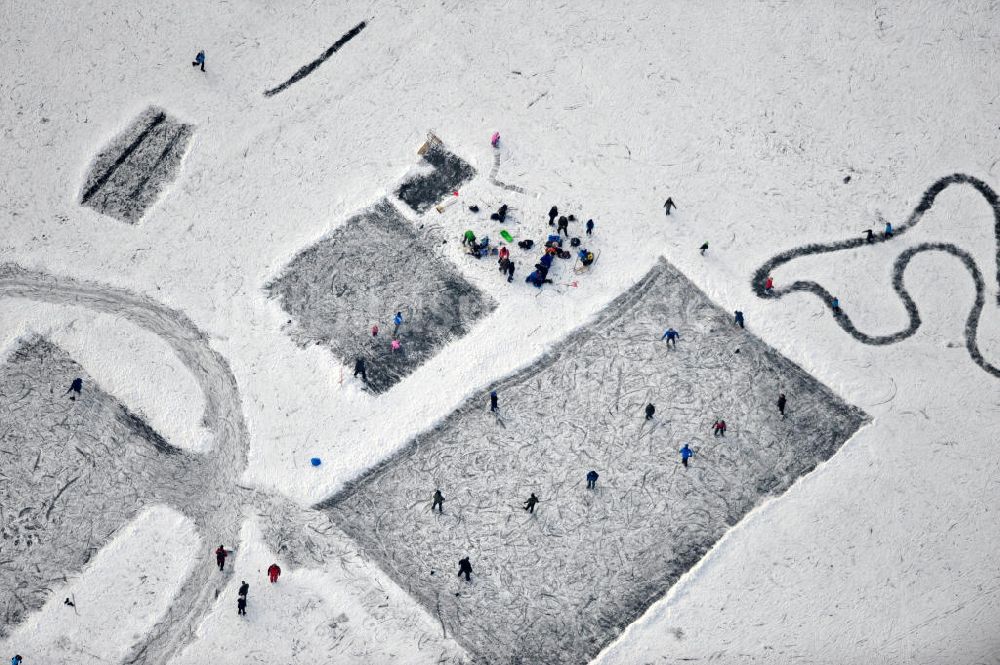 Luftbild Berlin - Wintersport mit Eislaufen auf dem Kaulsdorfer See in Berlin