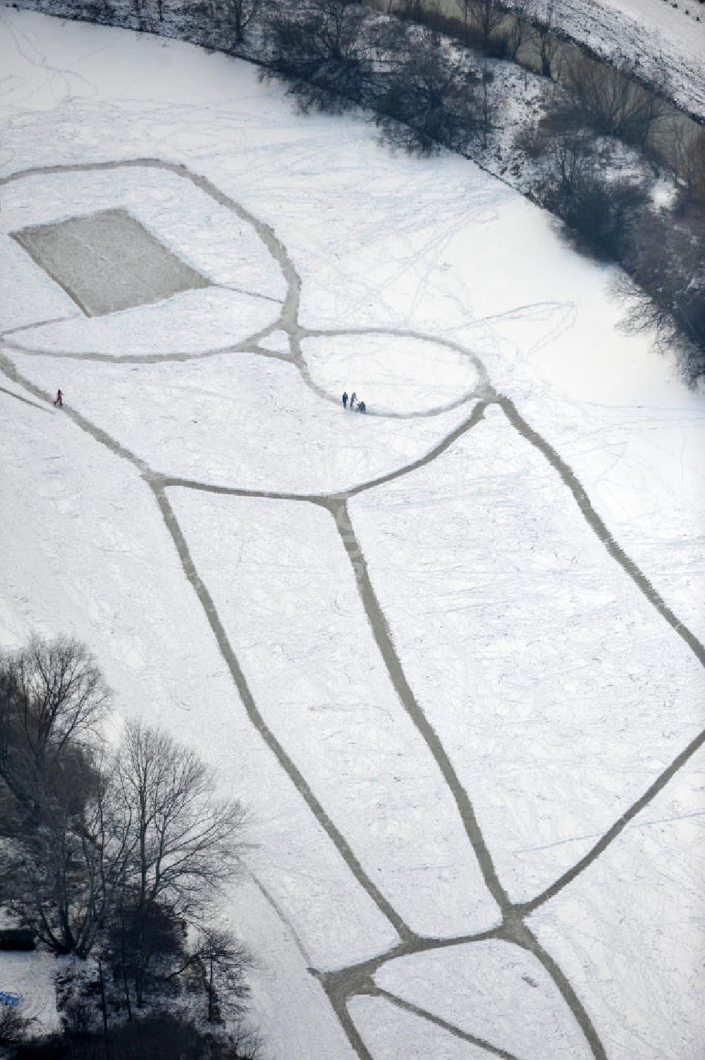 Luftaufnahme Berlin - Wintersport mit Eislaufen auf dem Wuhlesee in Berlin