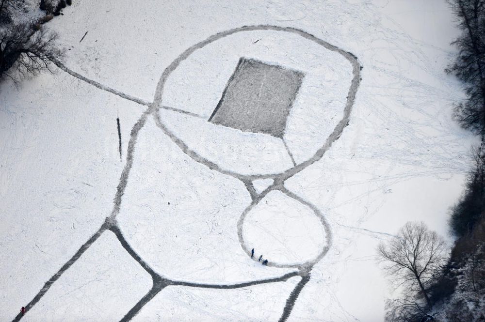 Luftbild Berlin - Wintersport mit Eislaufen auf dem Wuhlesee in Berlin