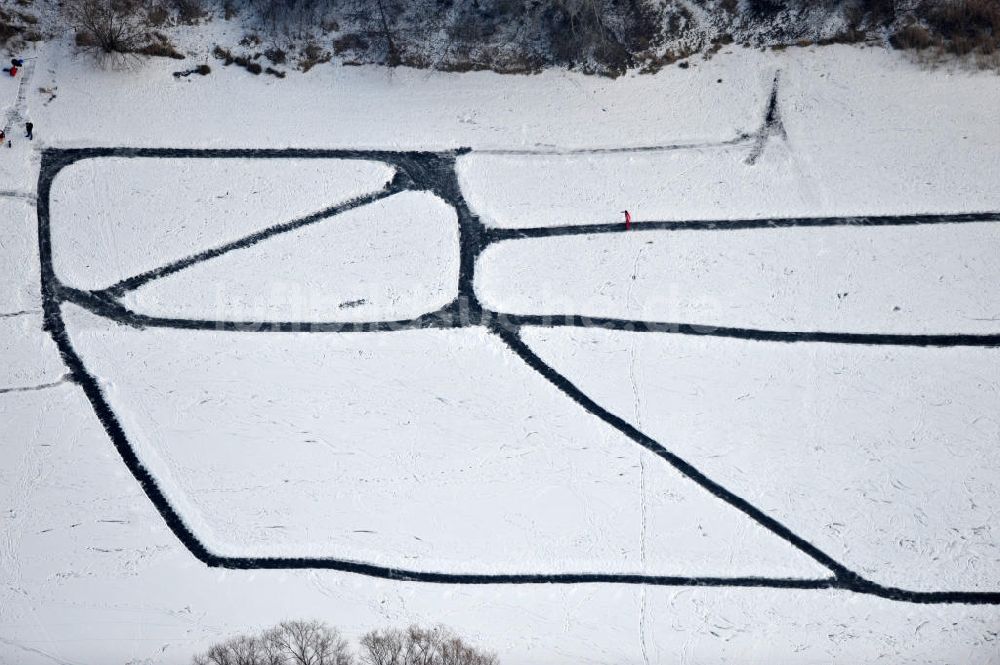 Berlin von oben - Wintersport mit Eislaufen auf dem Wuhlesee in Berlin