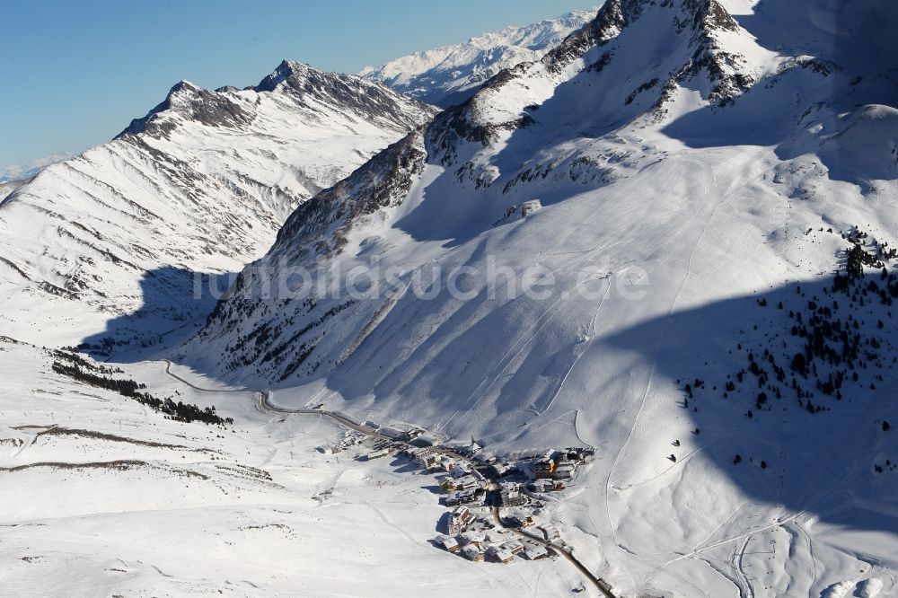 Silz Kühtai von oben - Wintersportgebiet und mit Schnee bedeckte Alpenlandschaft bei Kühtai in Silz in Tirol in Österreich