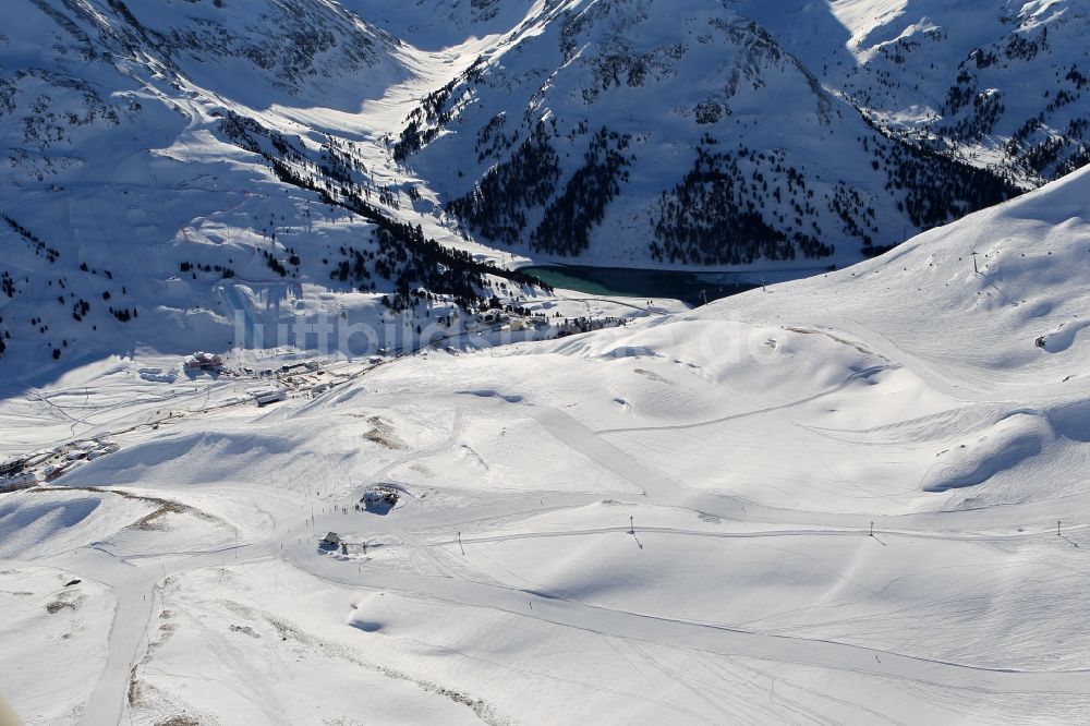 Silz Kühtai aus der Vogelperspektive: Wintersportgebiet und mit Schnee bedeckte Alpenlandschaft bei Kühtai in Silz in Tirol in Österreich