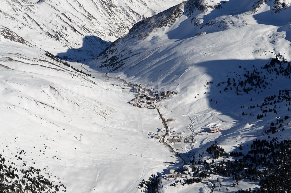 Luftaufnahme Silz Kühtai - Wintersportgebiet und mit Schnee bedeckte Alpenlandschaft bei Kühtai in Silz in Tirol in Österreich