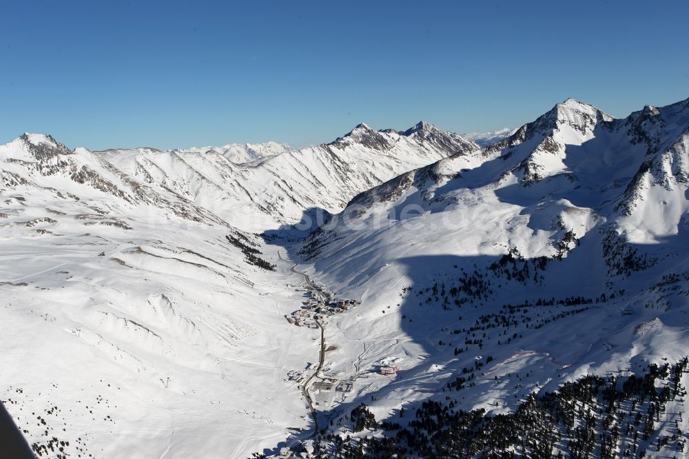 Silz Kühtai aus der Vogelperspektive: Wintersportgebiet und mit Schnee bedeckte Alpenlandschaft bei Kühtai in Silz in Tirol in Österreich