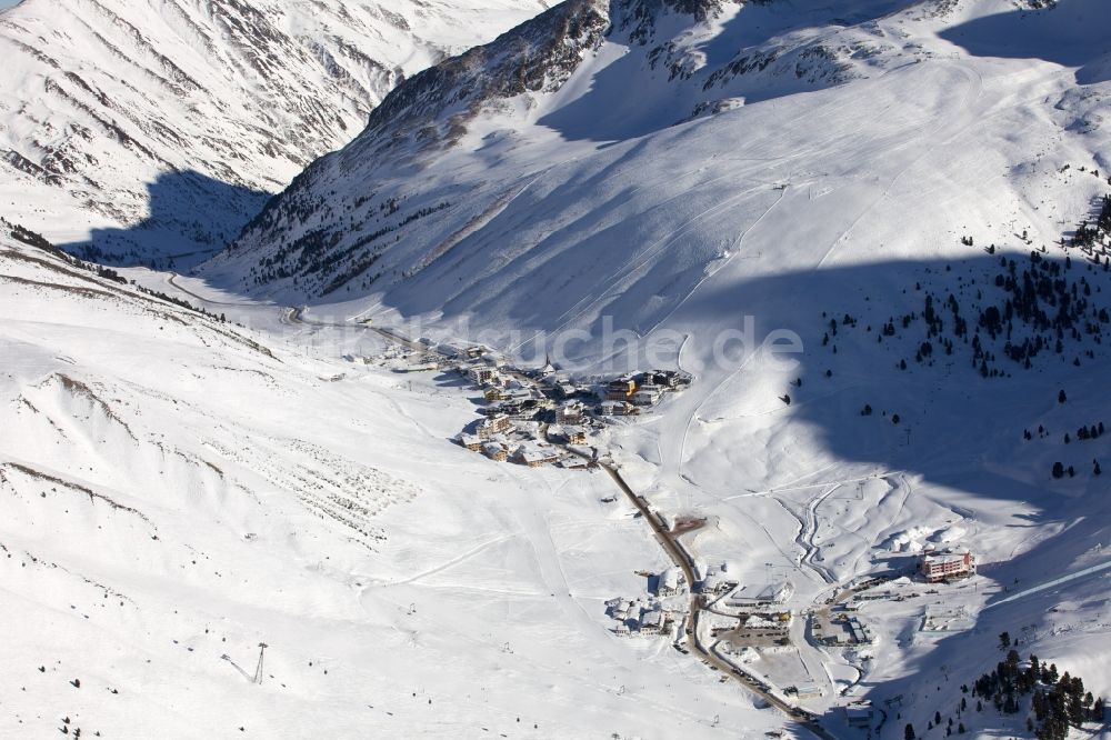 Luftaufnahme Silz Kühtai - Wintersportgebiet und mit Schnee bedeckte Alpenlandschaft bei Kühtai in Silz in Tirol in Österreich