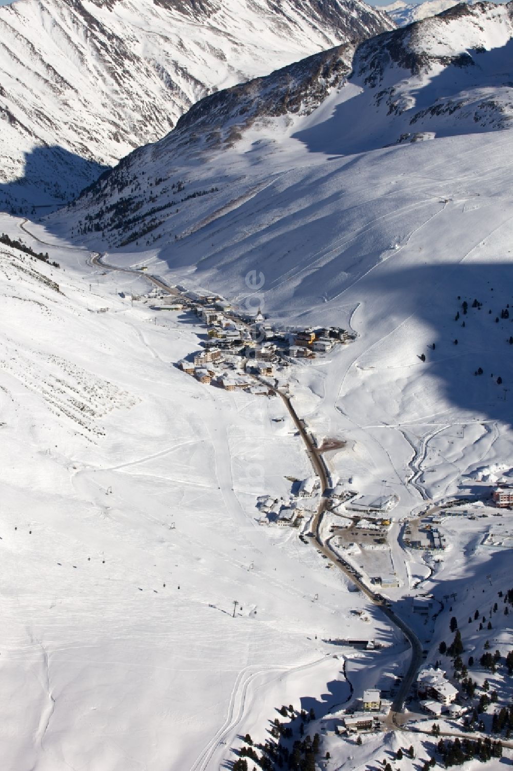 Silz Kühtai von oben - Wintersportgebiet und mit Schnee bedeckte Alpenlandschaft bei Kühtai in Silz in Tirol in Österreich