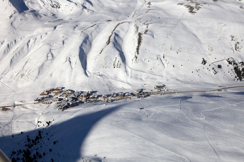 Luftaufnahme Silz Kühtai - Wintersportgebiet und mit Schnee bedeckte Alpenlandschaft bei Kühtai in Silz in Tirol in Österreich