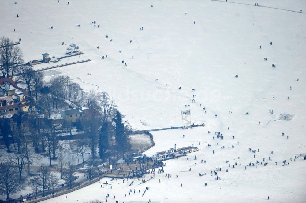 Luftbild Berlin - Wintersportler beim Eislaufen auf dem Großen Müggelsee am Müggelpark in Berlin - Friedrichshagen