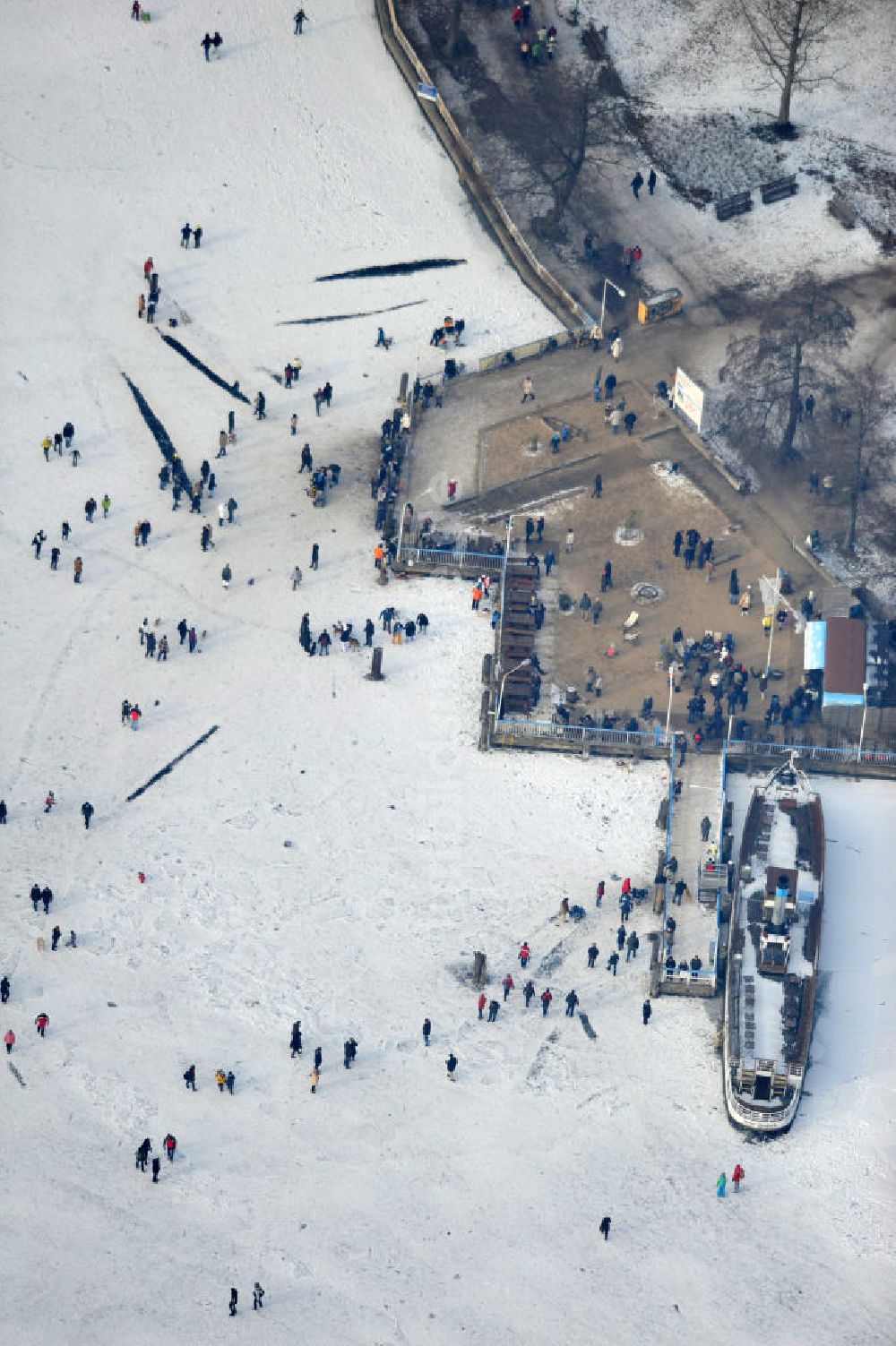 Luftbild Berlin - Wintersportler beim Eislaufen auf dem Großen Müggelsee am Müggelpark in Berlin - Friedrichshagen