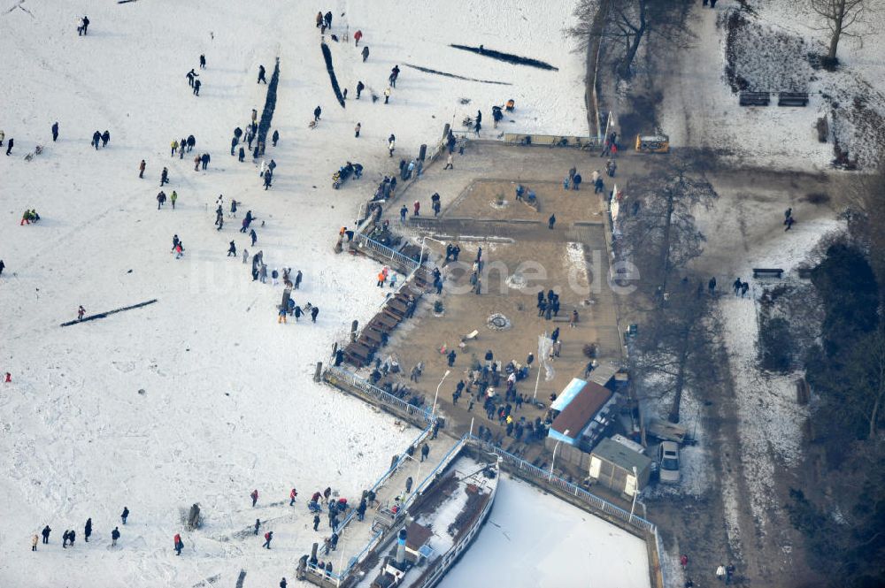 Luftaufnahme Berlin - Wintersportler beim Eislaufen auf dem Großen Müggelsee am Müggelpark in Berlin - Friedrichshagen