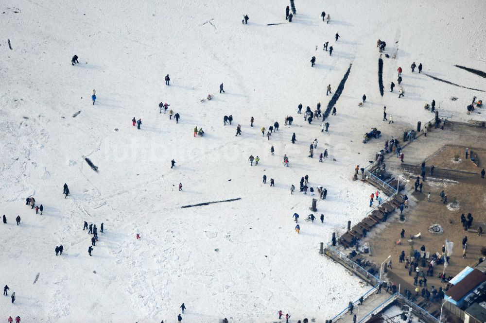 Berlin aus der Vogelperspektive: Wintersportler beim Eislaufen auf dem Großen Müggelsee am Müggelpark in Berlin - Friedrichshagen