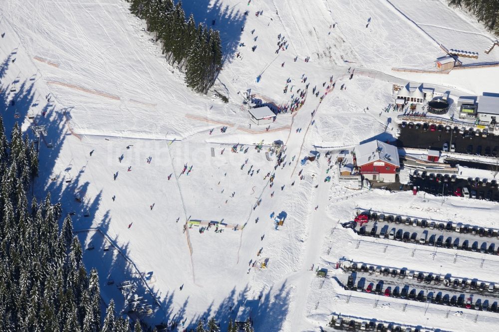 Braunlage von oben - Wintersportler im Skigebiet Braunlage (Harz) in Niedersachsen