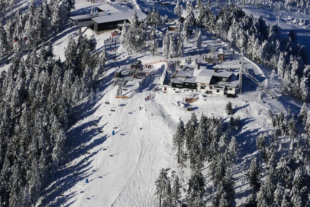 Luftaufnahme Braunlage - Wintersportler im Skigebiet Braunlage (Harz) in Niedersachsen