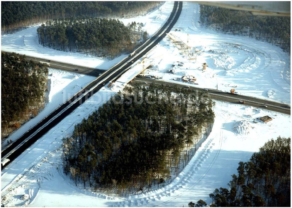 Potsdam - Drewitz von oben - Winterstimmung auf der Baustelle der Autobahnabfahrt Potsdam - Drewitz / Babelsberg.