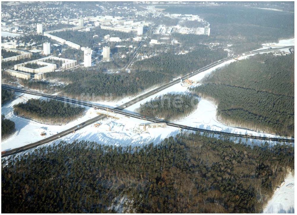 Potsdam - Drewitz aus der Vogelperspektive: Winterstimmung auf der Baustelle der Autobahnabfahrt Potsdam - Drewitz / Babelsberg.