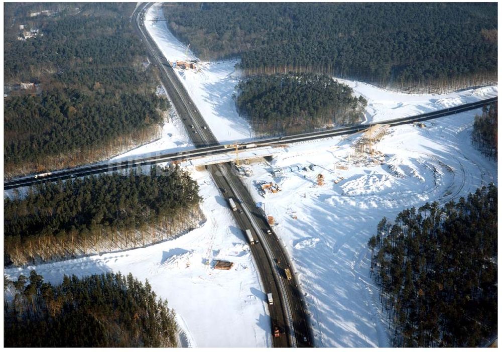 Luftbild Potsdam - Drewitz - Winterstimmung auf der Baustelle der Autobahnabfahrt Potsdam - Drewitz / Babelsberg.