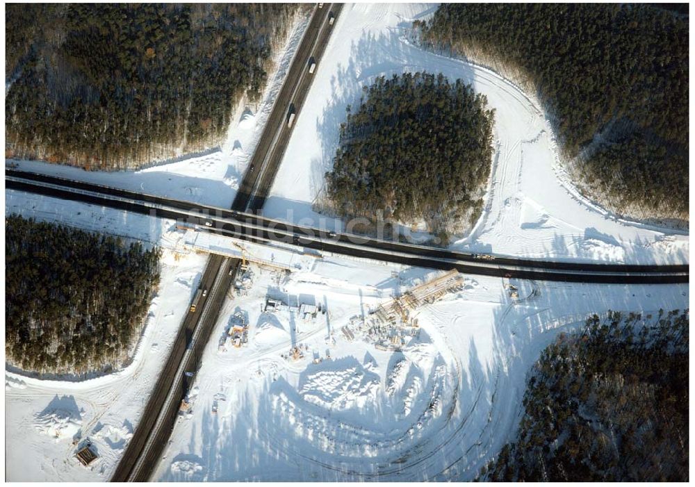 Luftaufnahme Potsdam - Drewitz - Winterstimmung auf der Baustelle der Autobahnabfahrt Potsdam - Drewitz / Babelsberg.