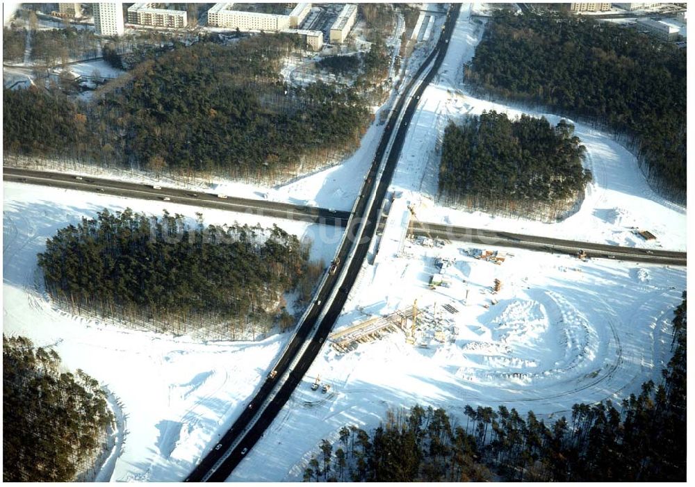 Luftbild Potsdam - Drewitz - Winterstimmung auf der Baustelle der Autobahnabfahrt Potsdam - Drewitz / Babelsberg.