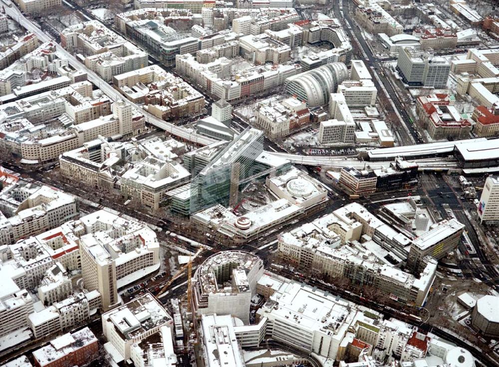 Luftaufnahme Berlin - Charlottenburg. - Winterstimmung auf den Baustellen am Kranzlereck in Berlin - Charlottenburg.