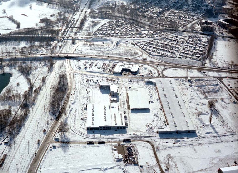 Potsdam von oben - Winterstimmung auf den Baustellen des neuen Betriebshofes der ViP Verkehrsbetrieb Potsdam GmbH im Gewerbegebiet Babelsberg an der Nuthestraße / Wetzlarer Straße in Potsdam - Babelsberg