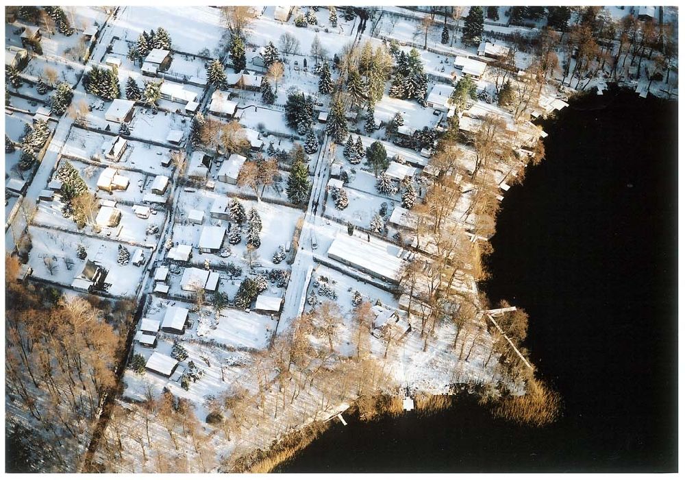 bei Strausberg aus der Vogelperspektive: Winterstimmung über Kleingartenanlagen am Bötzsee bei Strausberg / BRB.