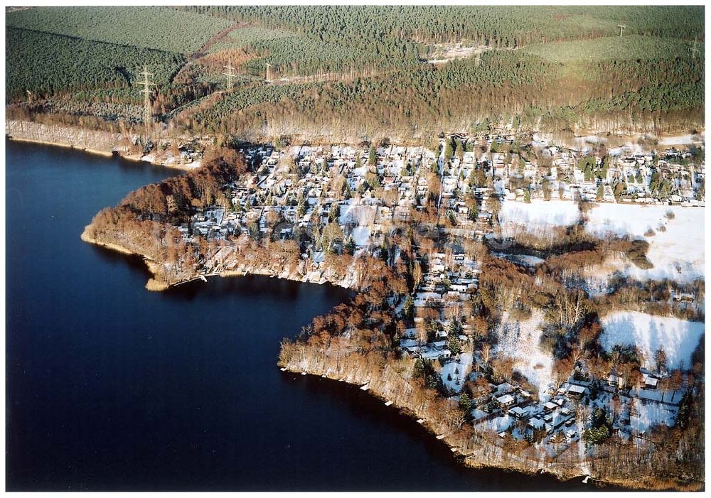 Luftbild bei Strausberg - Winterstimmung über Kleingartenanlagen am Bötzsee bei Strausberg / BRB.