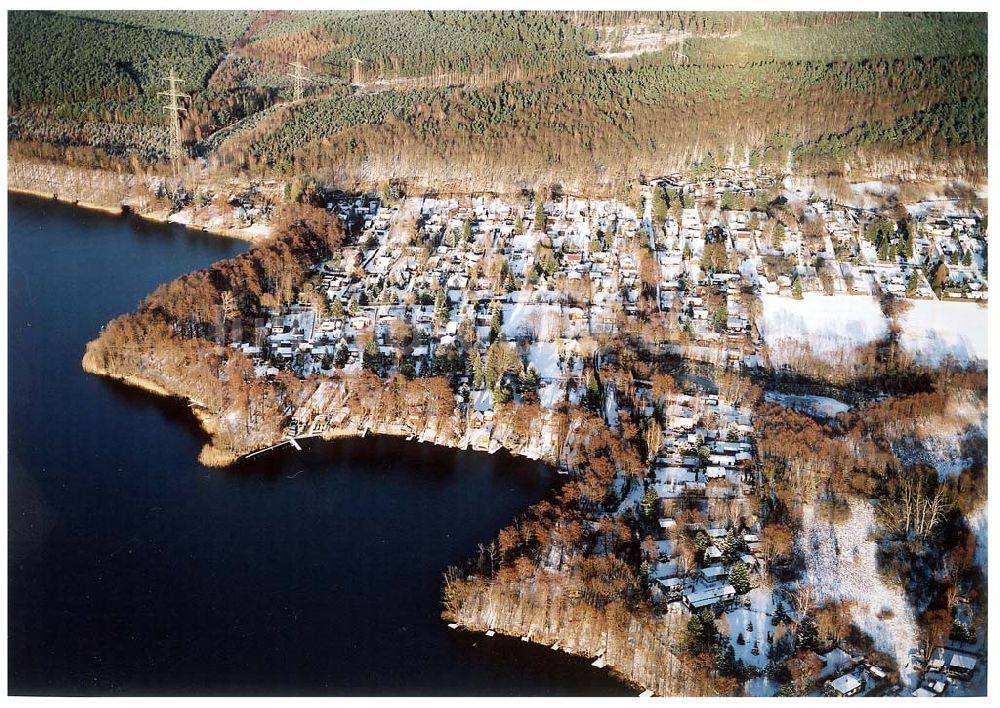 Luftaufnahme bei Strausberg - Winterstimmung über Kleingartenanlagen am Bötzsee bei Strausberg / BRB.