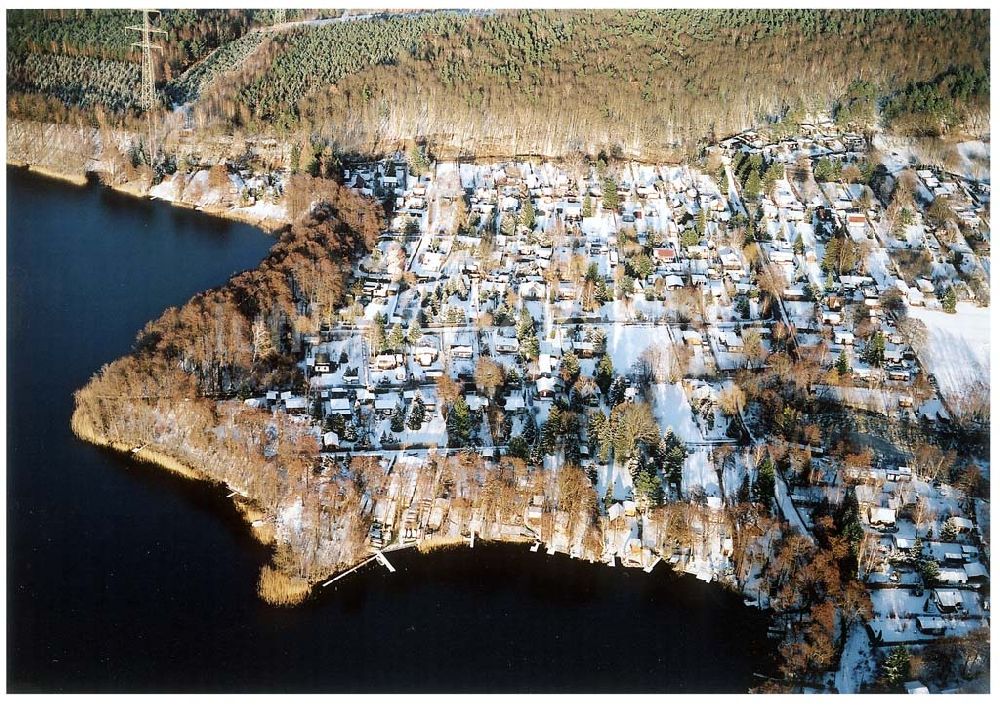 bei Strausberg aus der Vogelperspektive: Winterstimmung über Kleingartenanlagen am Bötzsee bei Strausberg / BRB.