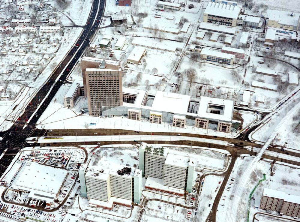 Luftbild Berlin-Marzahn - Winterstimmung über der Pyramide an der Rhinstraße / Ecke Landsberger Allee in Berlin - Marzahn.