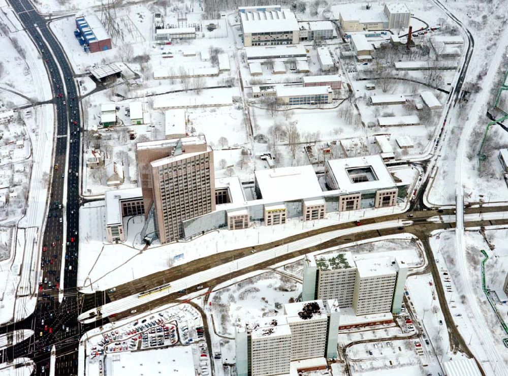 Berlin-Marzahn von oben - Winterstimmung über der Pyramide an der Rhinstraße / Ecke Landsberger Allee in Berlin - Marzahn.