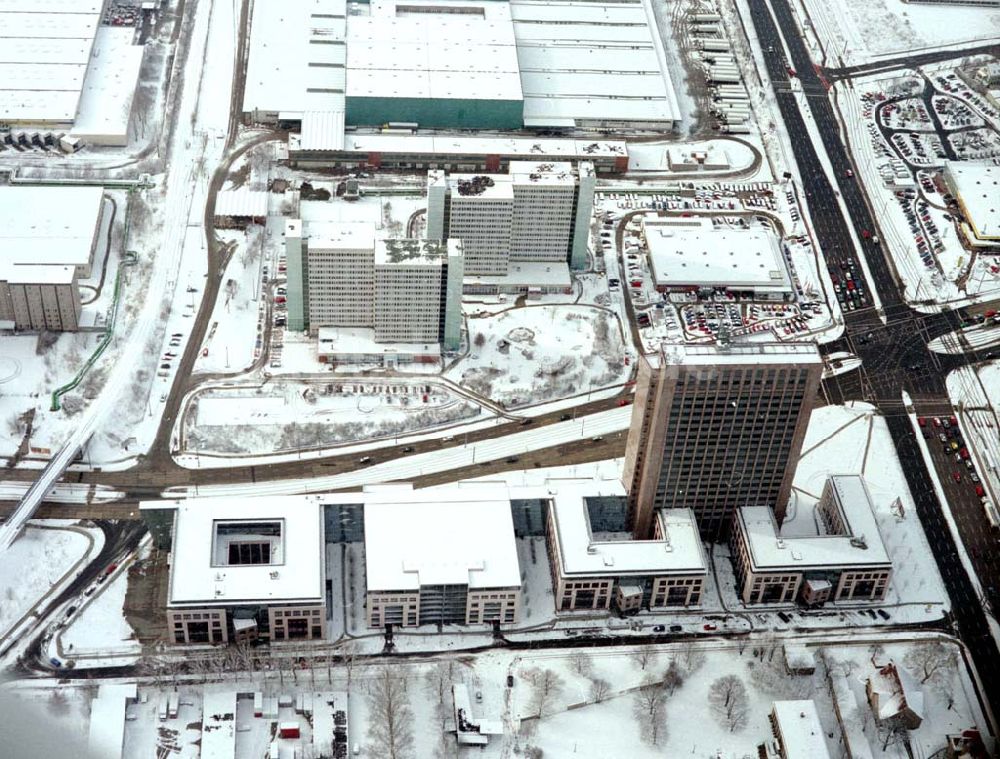 Berlin-Marzahn aus der Vogelperspektive: Winterstimmung über der Pyramide an der Rhinstraße / Ecke Landsberger Allee in Berlin - Marzahn.